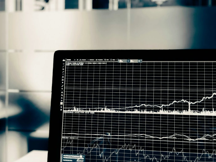 Een computerscherm dat een witte lijngrafiek van financiële marktgegevens weergeeft